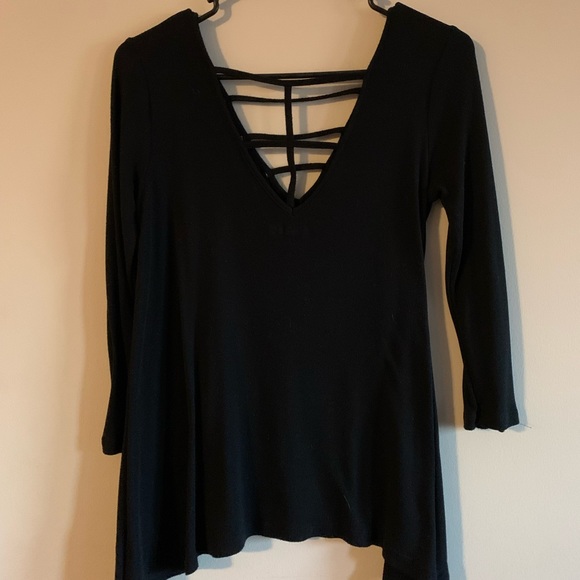 Mudd long sleeve medium black shirt with front and back v cut design - Picture 4 of 5